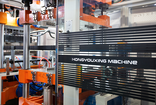 Thermoforming apparatus / plastic calicem machine